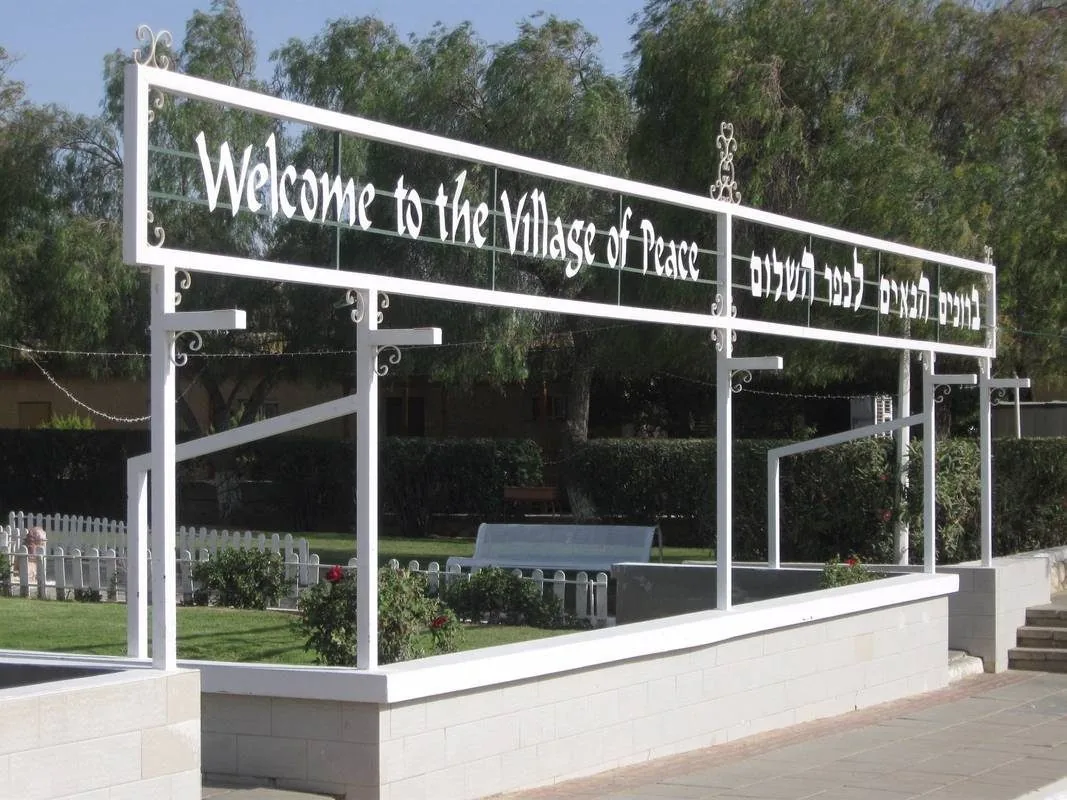 How 138 Chicagoans Built a Village in the Desert